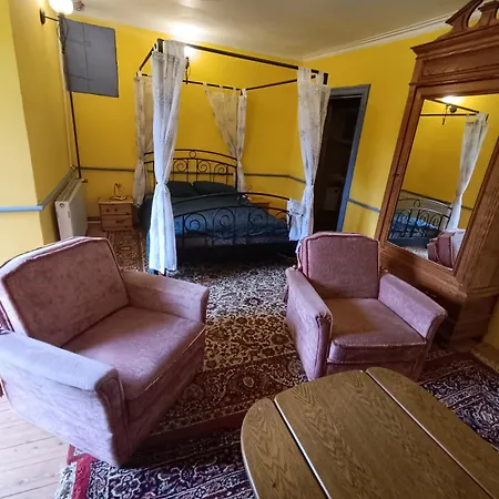 Chateau Rustiques Dans Un Ancien Donjon Montégut