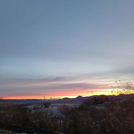 Chateau Rustiques Dans Un Ancien Donjon Montégut
