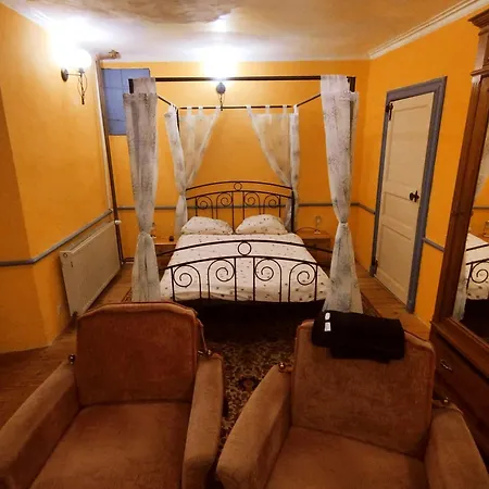 Bed and Breakfast Chateau Rustiques Dans Un Ancien Donjon