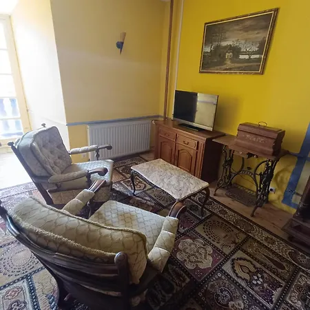 Chateau Rustiques Dans Un Ancien Donjon Montégut