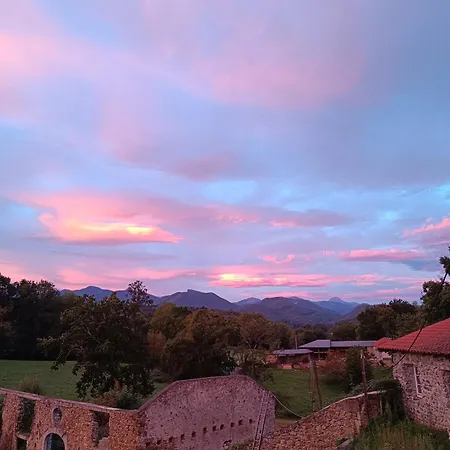 Couette-café Le Donjon de Montegut Nuit Medievale au coeur des Pyrenees Montégut