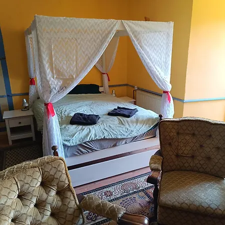 Chateau Rustiques Dans Un Ancien Donjon Montégut