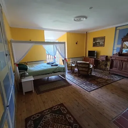 Chateau Rustiques Dans Un Ancien Donjon Montégut