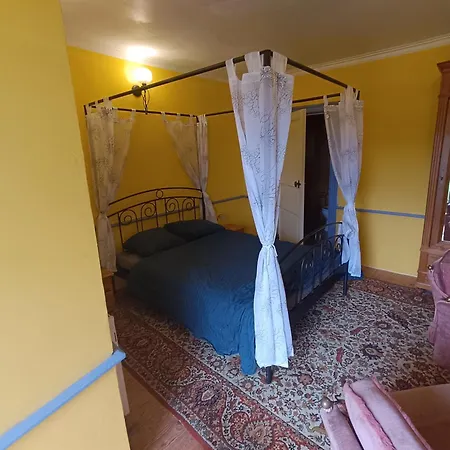 Bed and Breakfast Chateau Rustiques Dans Un Ancien Donjon 3*