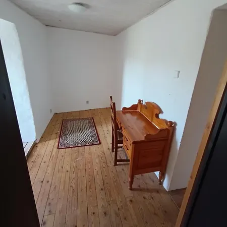 Chateau Rustiques Dans Un Ancien Donjon Montégut