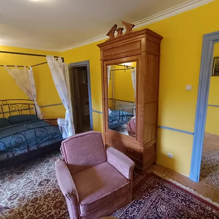 Chateau Rustiques Dans Un Ancien Donjon Bed and Breakfast 3*