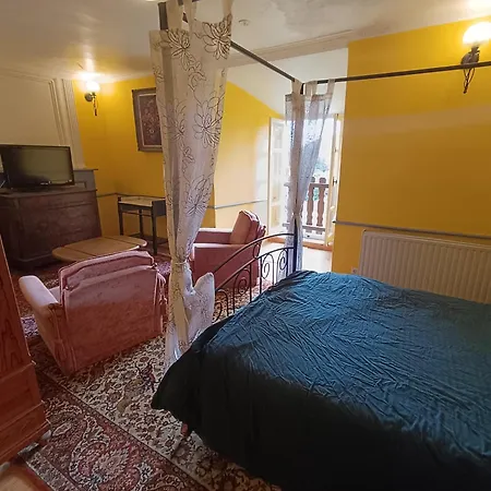 Bed & Breakfast Chateau Rustiques Dans Un Ancien Donjon 3*