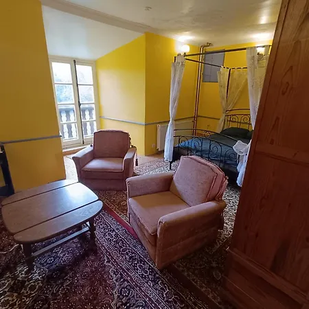 Chateau Rustiques Dans Un Ancien Donjon Montégut