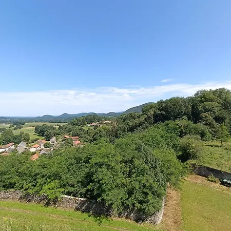 Chateau Rustiques Dans Un Ancien Donjon Bed & Breakfast 3*