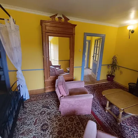 Chateau Rustiques Dans Un Ancien Donjon Montégut