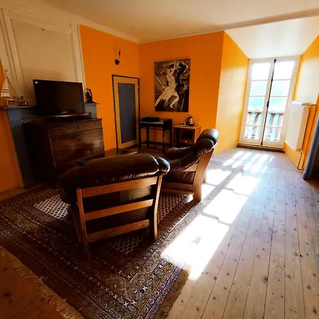 Bed and Breakfast Chateau Rustiques Dans Un Ancien Donjon 3*