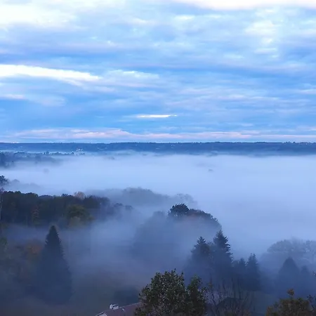 Chateau Rustiques Dans Un Ancien Donjon Montégut