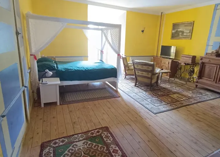 فندق مبيت وإفطار Chateau Charme Rustique Sur Colline 3*