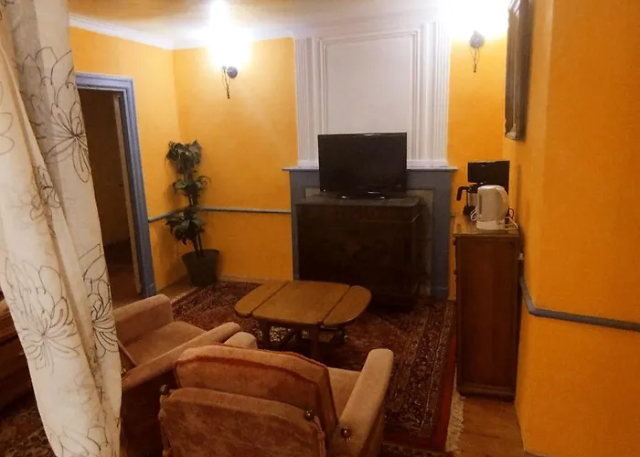 Chateau Tour Medievale Avec Vue Pyrenees