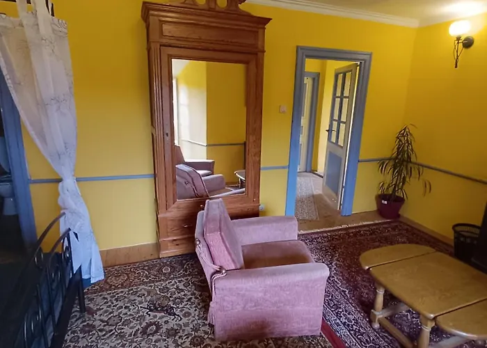 Chateau Sejour Rustique En Tour Du Xiiie Siecle Montégut